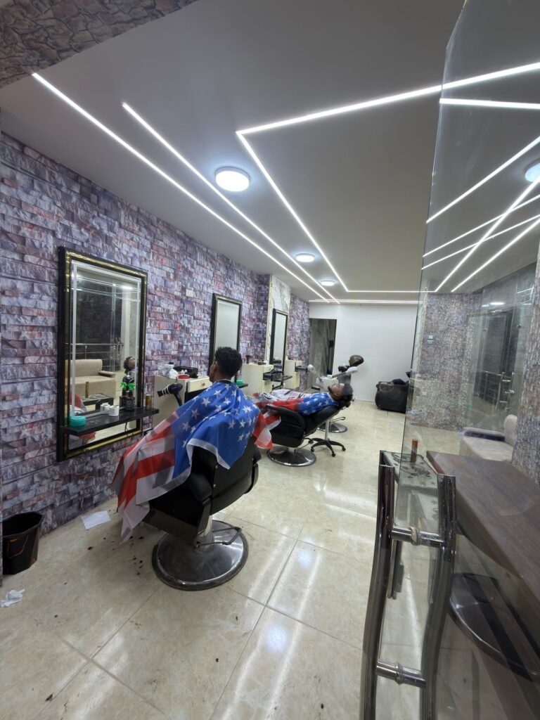 صالون بيت الحلاقة في حدائق الأهرام