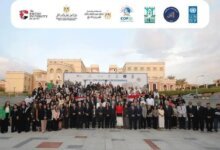 تظهر طالبة جامعة ميريت هند عادل وهي تشارك بفعالية في جلسات التفاوض الدولية لمحاكاة مؤتمر المناخ COP31.