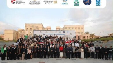 تظهر طالبة جامعة ميريت هند عادل وهي تشارك بفعالية في جلسات التفاوض الدولية لمحاكاة مؤتمر المناخ COP31.