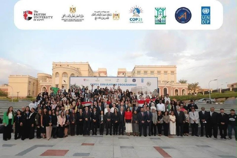تظهر طالبة جامعة ميريت هند عادل وهي تشارك بفعالية في جلسات التفاوض الدولية لمحاكاة مؤتمر المناخ COP31.