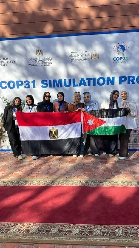 طالبة جامعة ميريت خلال عرض مقترحاتها السياساتية حول العمل المناخي وتمكين الشباب في مؤتمر COP31.