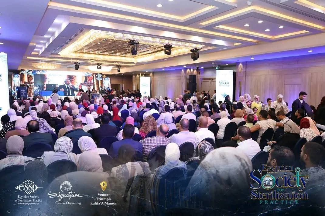 نخبة من خبراء مستشفيات سوهاج الجامعية يتبادلون الخبرات المهنية في مجال التعقيم الطبي.
