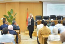 خبير دولي يشرح دور الصيدلي في منظومة الجودة الدوائية أمام طلاب جامعة سفنكس.