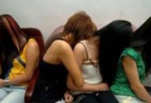 جانب من التحقيقات الأمنية عقب ضبط شبكة دعارة في أسيوط داخل أحد العقارات بمنطقة غرب البلد.