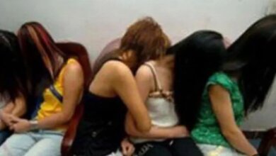 جانب من التحقيقات الأمنية عقب ضبط شبكة دعارة في أسيوط داخل أحد العقارات بمنطقة غرب البلد.