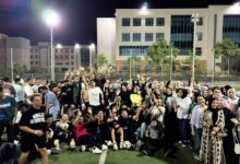 مجموعة من طلاب جامعة بدر بأسيوط يتفاعلون بحماس خلال فعاليات اليوم الرياضي لطلاب كلية التكنولوجيا الحيوية في أجواء احتفالية.