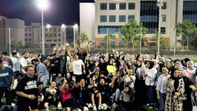 مجموعة من طلاب جامعة بدر بأسيوط يتفاعلون بحماس خلال فعاليات اليوم الرياضي لطلاب كلية التكنولوجيا الحيوية في أجواء احتفالية.