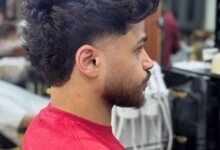أحمد سالم عبد الغفار عطية يبدأ يوم عمله بدقة واحترافية في صالون التجميل الخاص به.