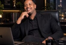 سلطان ياسر محمد عيد يتوسط بيئة عمل إبداعية تعكس طموحه في مجال الإنتاج الفني.