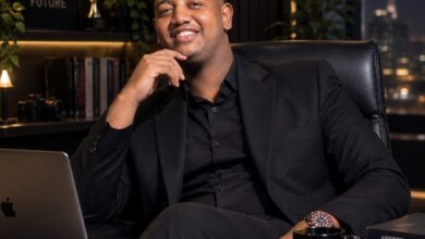 سلطان ياسر محمد عيد يتوسط بيئة عمل إبداعية تعكس طموحه في مجال الإنتاج الفني.