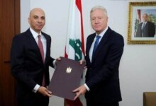 السفير تميم خلاف يبدأ مهامه في بيروت بتقديم أوراق اعتماده لوزير الخارجية اللبناني في مقر الوزارة.