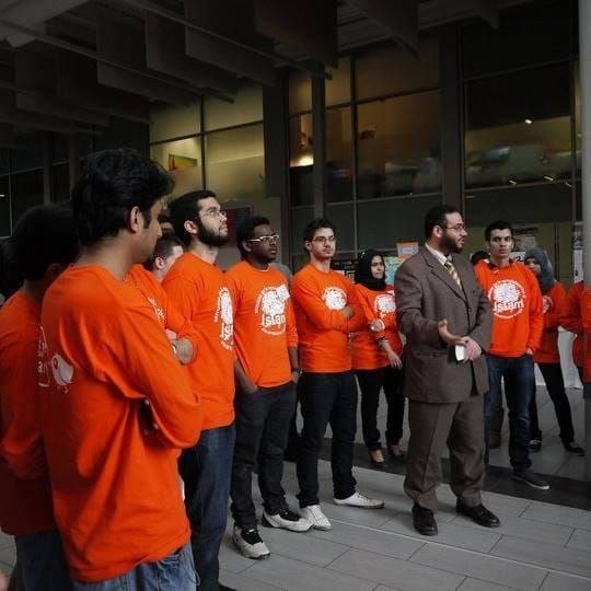 الدكتور خالد عبد الحميد خلال إحدى محاضراته حول تحديات تربية الأبناء في المجتمعات الغربية.