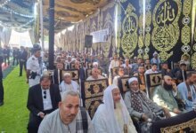 لقطة توثق لحظة تصافح كبار عائلتي البداونة وأبو ساطور في قرية بني هلال ضمن إجراءات إنهاء خصومة ثأرية استمرت سنوات.