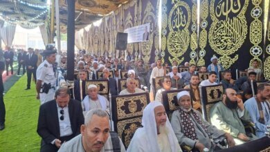 لقطة توثق لحظة تصافح كبار عائلتي البداونة وأبو ساطور في قرية بني هلال ضمن إجراءات إنهاء خصومة ثأرية استمرت سنوات.