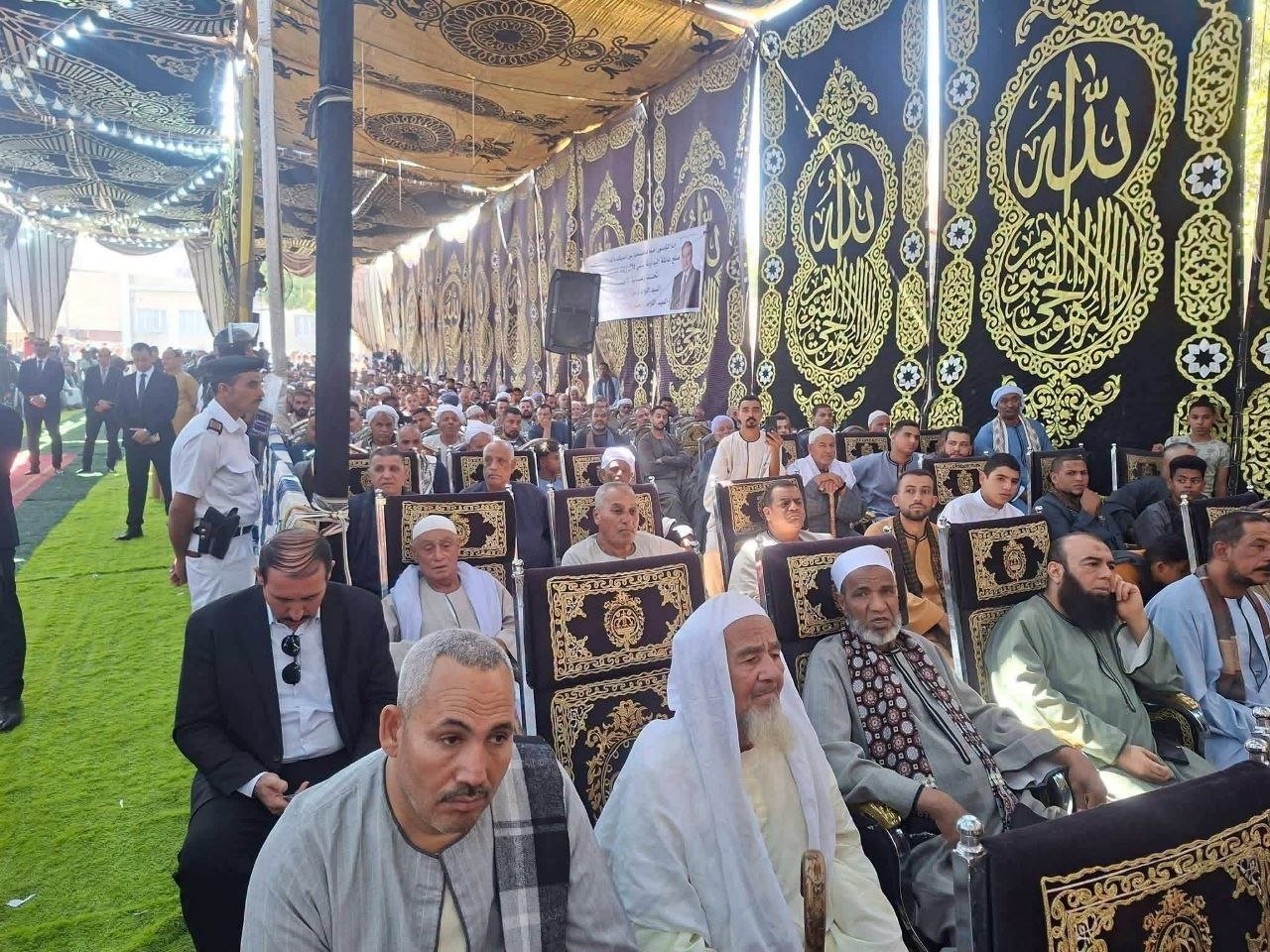 لقطة توثق لحظة تصافح كبار عائلتي البداونة وأبو ساطور في قرية بني هلال ضمن إجراءات إنهاء خصومة ثأرية استمرت سنوات.