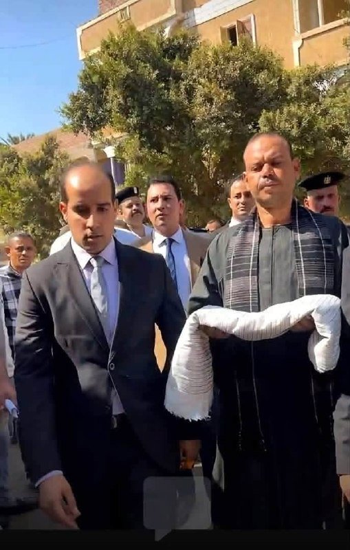 صورة لجانب من قيادات مديرية أمن أسيوط والوسطاء خلال حضور مراسم إنهاء خصومة ثأرية في القوصية وسط أجواء من التسامح.