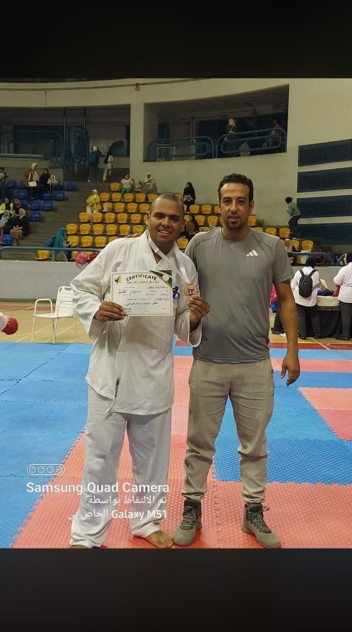 يوسف سمير سيد علي يشارك في إحدى بطولات السباحة بتركيز عالٍ واحترافية.