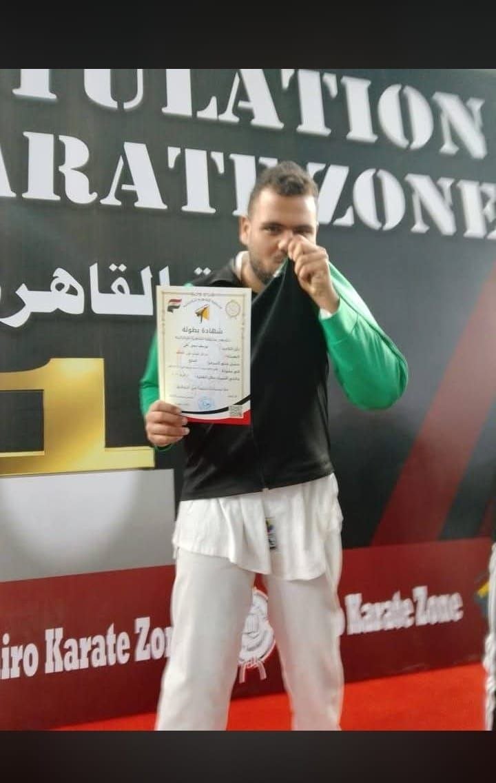 يوسف سمير سيد علي أثناء تقديم التوجيهات الفنية لمتدربيه في مسبح رياضي.