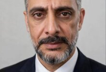 صورة توضيحية تجريدية لمفهوم قانون المكث تدمج بين الرموز الرياضية وفيزياء الجسيمات في خلفية كونية.