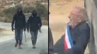 مشهد يوثق لحظة اعتداء مستوطنين على دبلوماسيين أوروبيين في قرية طيبة بالضفة الغربية.