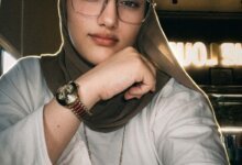 صورة احترافية توضح سلمى عثمان مستشارة التسويق الرقمي وهي تشرف على سير العمليات الإبداعية داخل استوديو التصميم الخاص بها.