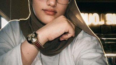 صورة احترافية توضح سلمى عثمان مستشارة التسويق الرقمي وهي تشرف على سير العمليات الإبداعية داخل استوديو التصميم الخاص بها.