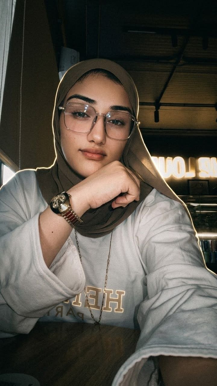 صورة احترافية توضح سلمى عثمان مستشارة التسويق الرقمي وهي تشرف على سير العمليات الإبداعية داخل استوديو التصميم الخاص بها.