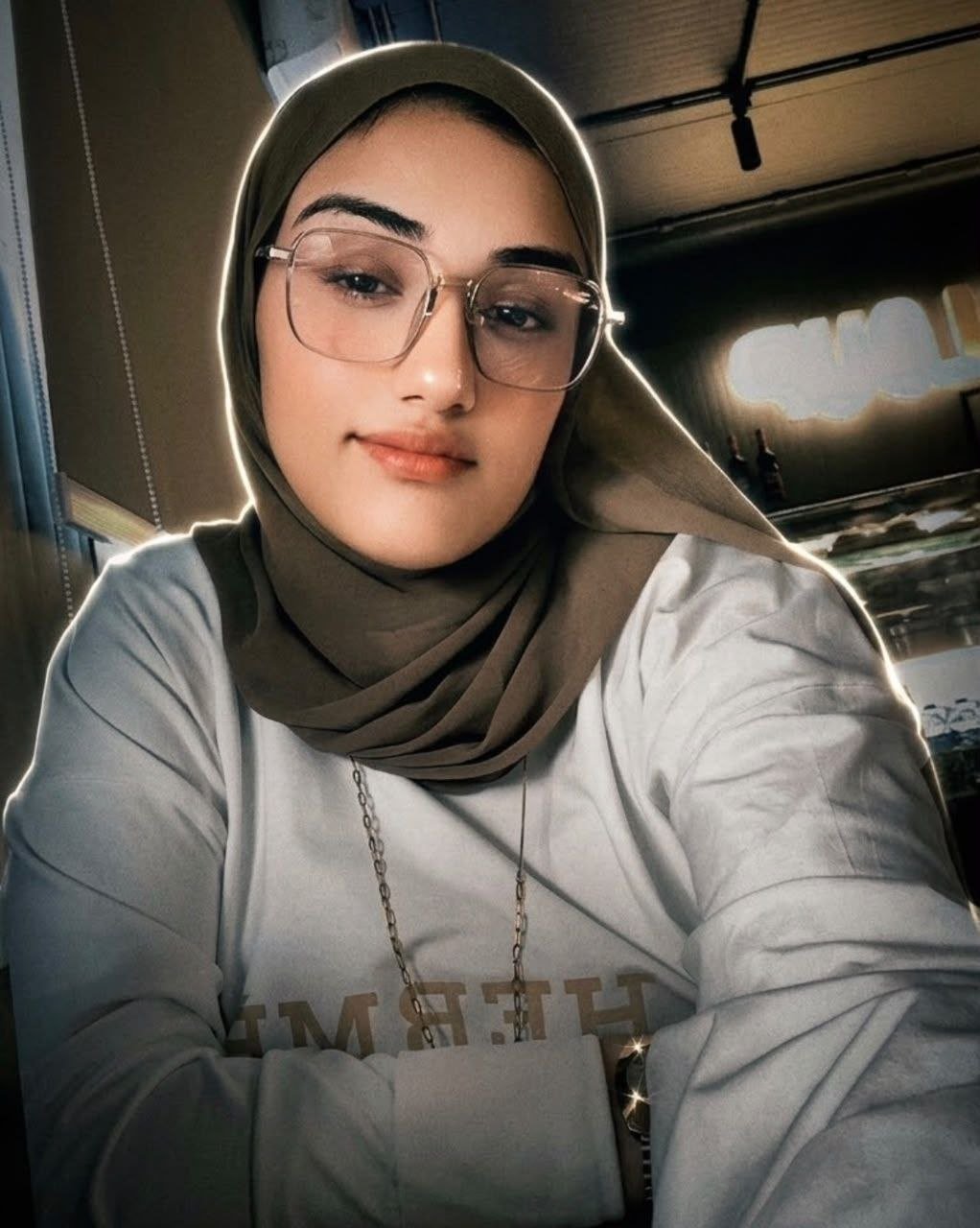 لقطة مقربة تظهر سلمى عثمان مستشارة التسويق الرقمي وهي تحلل بيانات حملة إعلانية لضمان أفضل نتائج للمشاريع التي تديرها.