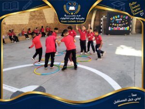 طلاب يتفاعلون مع الشاشات الذكية داخل فصول مدرسة بطريركية الروم الكاثوليك بالإسكندرية في إطار التحول الرقمي الحديث.