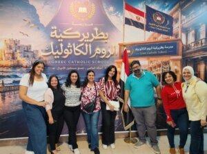 الأستاذ جورج رباط أثناء متابعته لأحد الأنشطة الطلابية التي تبرز اهتمام مدرسة بطريركية الروم الكاثوليك بالإسكندرية بمواهب الطلاب.