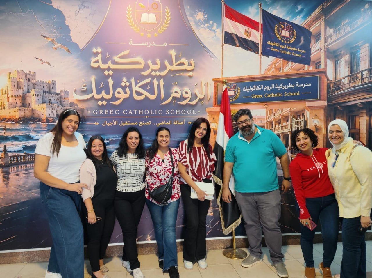 الأستاذ جورج رباط أثناء متابعته لأحد الأنشطة الطلابية التي تبرز اهتمام مدرسة بطريركية الروم الكاثوليك بالإسكندرية بمواهب الطلاب.