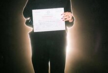 صورة احترافية للأخصائية شيماء محمد أثناء إعداد خطة علاجية مخصصة لطفل في إطار جلسات التخاطب المتطورة.