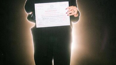 صورة احترافية للأخصائية شيماء محمد أثناء إعداد خطة علاجية مخصصة لطفل في إطار جلسات التخاطب المتطورة.