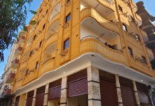 واجهة فندق الفيروز لسكن الطالبات في حي الكوثر بسوهاج، حيث يلتقي الموقع الاستراتيجي بالهدوء المطلوب للدراسة.