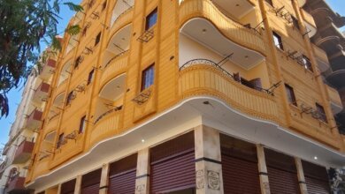 واجهة فندق الفيروز لسكن الطالبات في حي الكوثر بسوهاج، حيث يلتقي الموقع الاستراتيجي بالهدوء المطلوب للدراسة.
