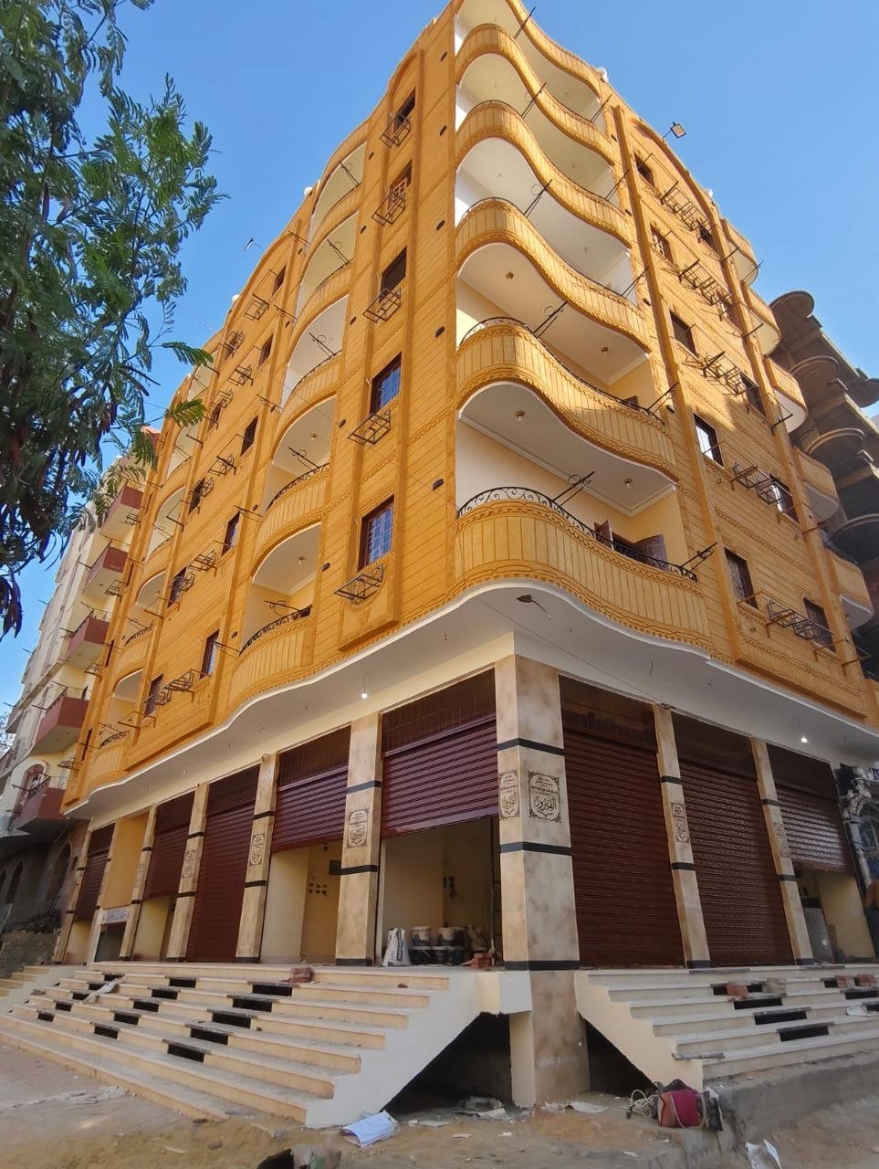 واجهة فندق الفيروز لسكن الطالبات في حي الكوثر بسوهاج، حيث يلتقي الموقع الاستراتيجي بالهدوء المطلوب للدراسة.