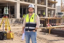 المهندس الاستشاري السعيد جلال السعيد البلتاجي في موقع عمل إنشائي بالسعودية