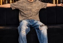محمد إبراهيم طه الزيات صاحب صالون للحلاقة الرجالي في كفر الشيخ