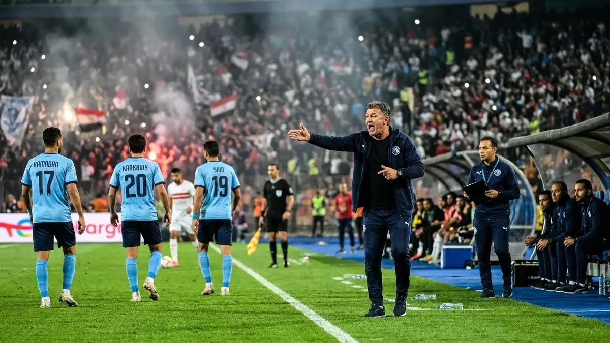 الجهاز الفني لفريق نادي بيراميدز وتوجيهات الخطط الفنية بالملعب