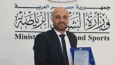 محمد الجرزاوي حاملاً درع التكريم تقديراً لإسهاماته في الإعلام والصحافة التنموية