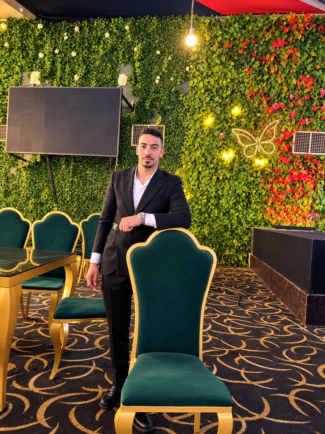 عبدالله محمد رشيدي أحمد صاحب محل منظفات الخير في أخميم، إذا كانت الصورة تعرضه بالفعل.